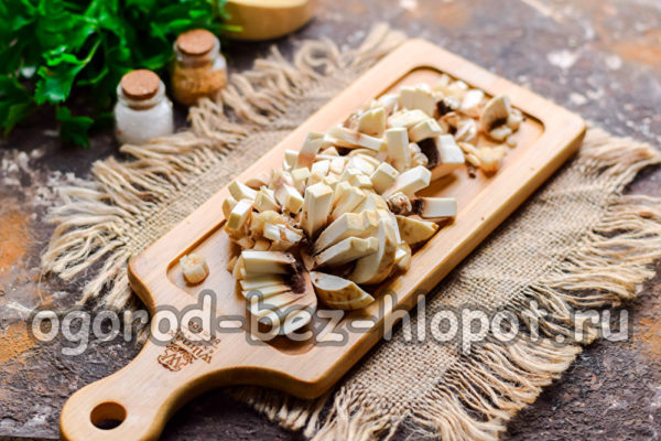 버섯을 다져서 볶는다