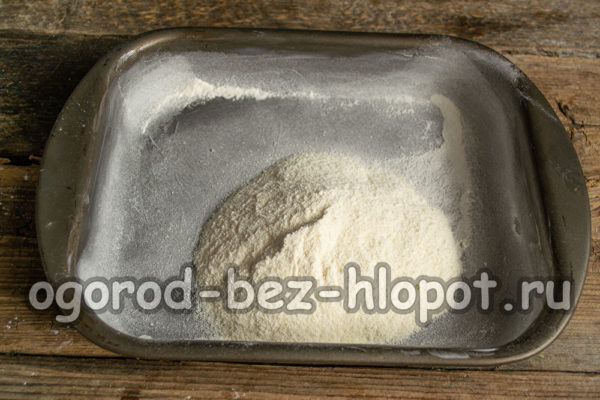 혼합물의 1/3을 붓는다