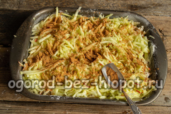 꿀과 계피를 곁들인 사과 한 겹