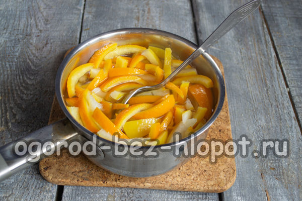 껍질을 시럽에 옮긴다