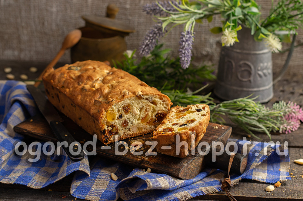 견과류와 말린 과일을 곁들인 마주르카 케이크