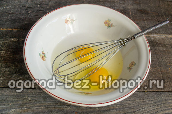 그릇에 계란 두 개를 깨다