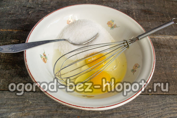 설탕을 넣고 휘젓는다