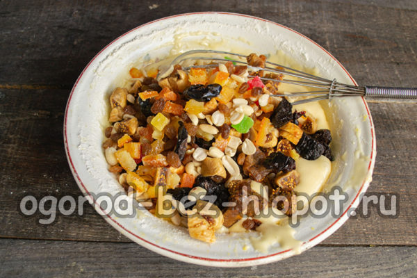 견과류와 말린 과일을 추가하세요