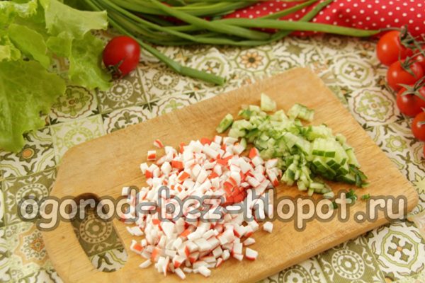 게살과 오이를 잘라요