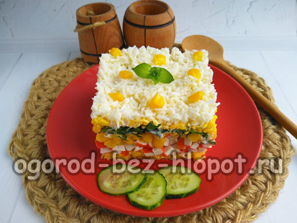 옥수수와 바질로 샐러드를 장식하세요