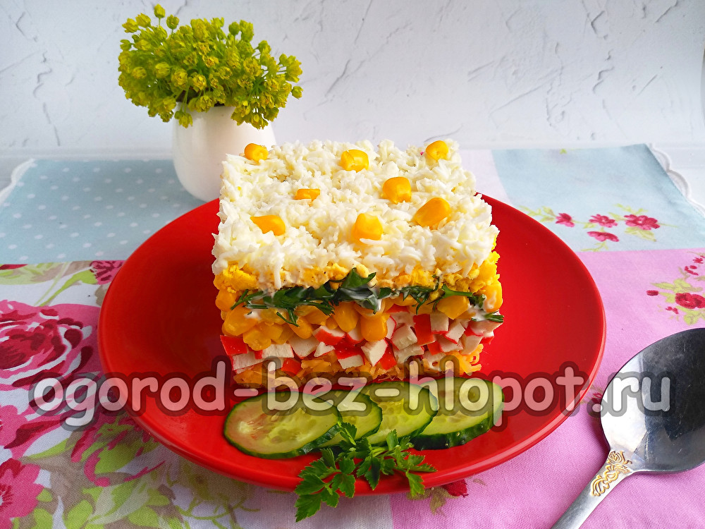 옥수수와 치즈를 곁들인 겹겹이 쌓인 게살 샐러드