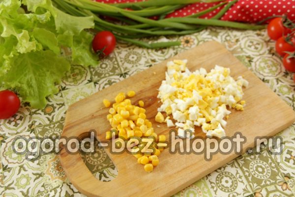 계란을 다지고 옥수수에서 소금물을 빼냅니다.