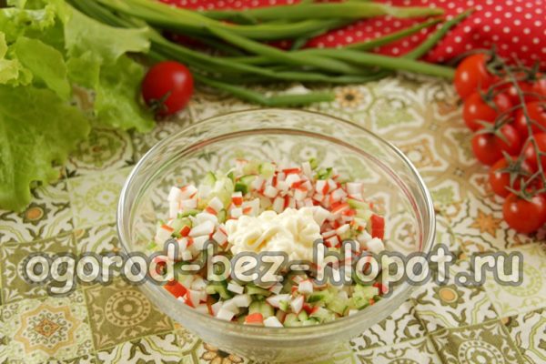 재료를 합치고 마요네즈를 첨가합니다