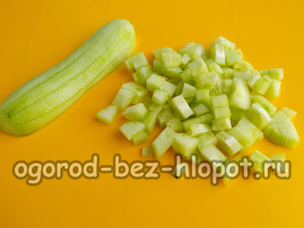 오이 껍질을 벗기고 다진다