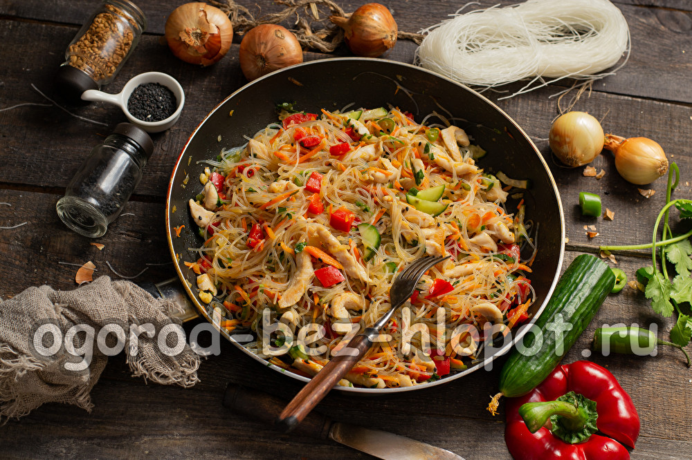 펀초스, 야채, 닭고기를 넣은 샐러드