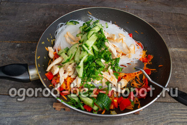 신선한 오이와 허브를 추가하세요