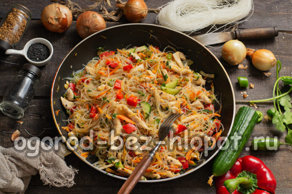 펀초스와 야채를 곁들인 샐러드