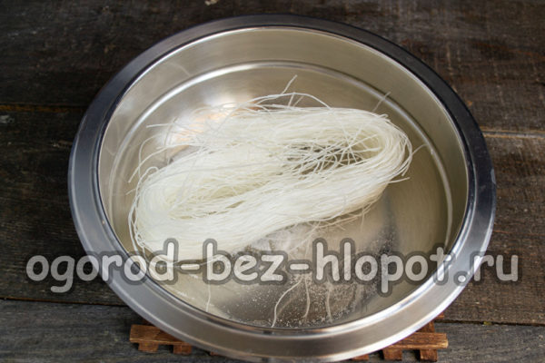 펀초스 위에 끓는 물을 붓는다