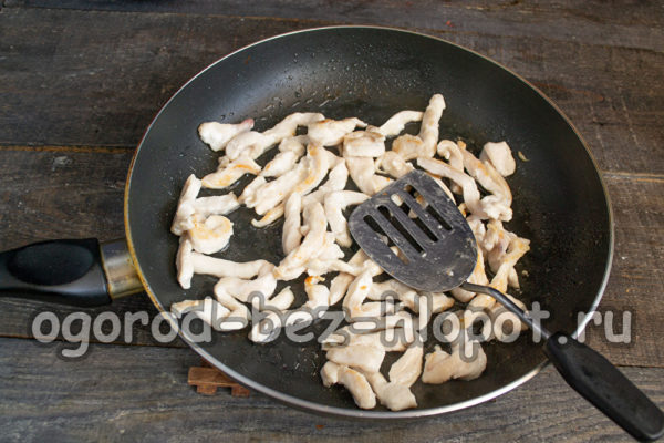 닭고기 필레를 튀기다