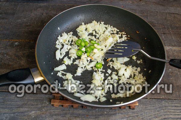 양파, 마늘, 고추를 볶습니다