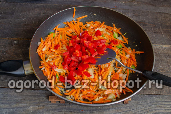 피망, 간장, 후추를 넣습니다