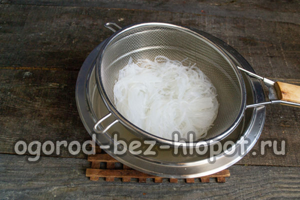 국수를 체에 버린다