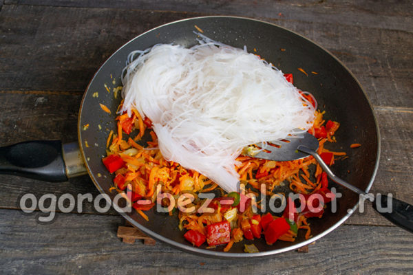 야채에 당면을 넣으세요