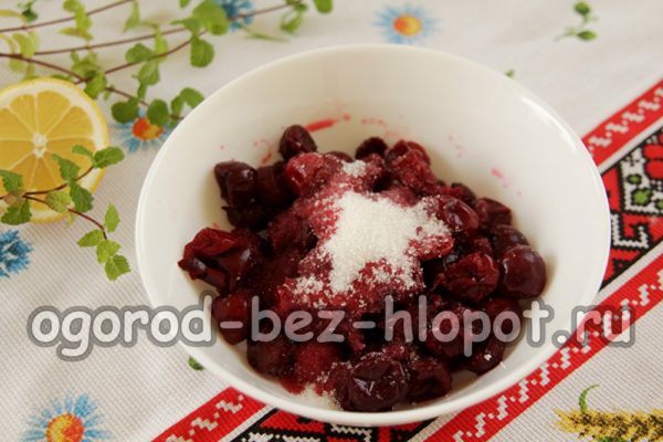 체리를 해동하고 설탕을 넣으세요