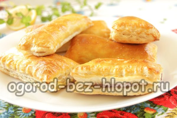 완성된 퍼프 페이스트리를 접시에 담습니다.