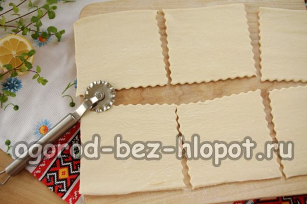 반죽을 펴서 자른다