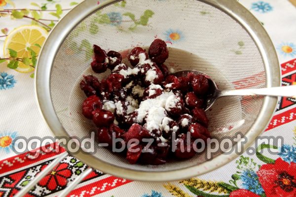 체리에 전분을 뿌린다