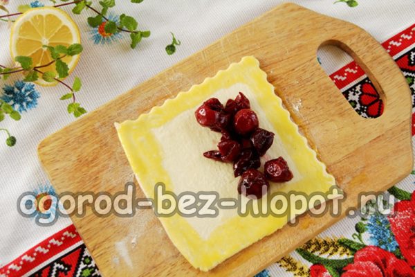 가장자리에 노른자를 바르다