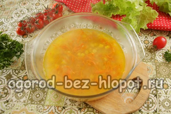 밥과 야채 위에 끓는 물을 붓습니다.