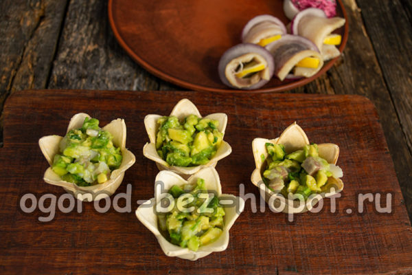 타르트에 혼합물을 채우세요