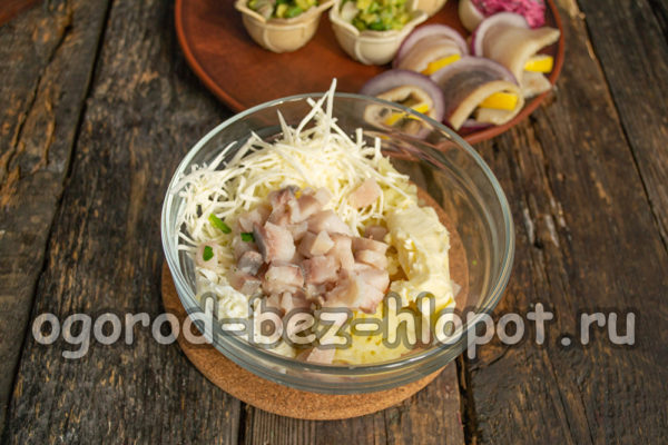 감자, 계란, 청어, 버터, 치즈를 섞다