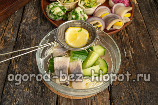 계란, 오이, 청어, 치즈, 레몬즙을 섞는다