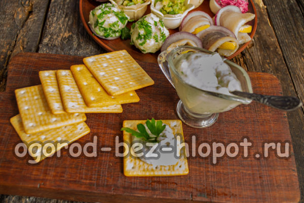 크래커에 혼합물을 바르다