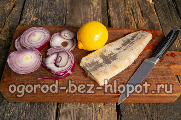 청어 필렛을 분리하고 양파와 레몬을 다진다