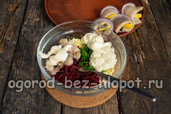 비트, 노른자, 딜, 청어, 마요네즈를 섞는다