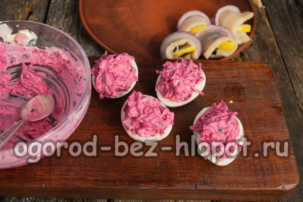 계란에 다진 고기를 채워 넣으세요