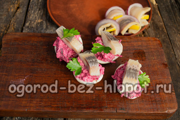 생선 조각과 허브로 장식하세요