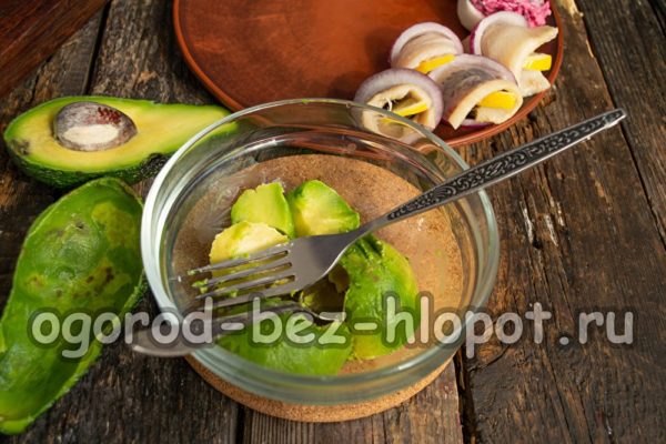 포크로 아보카도 펄프를 으깬다