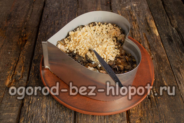 마요네즈로 기름을 바르고 견과류를 뿌린다