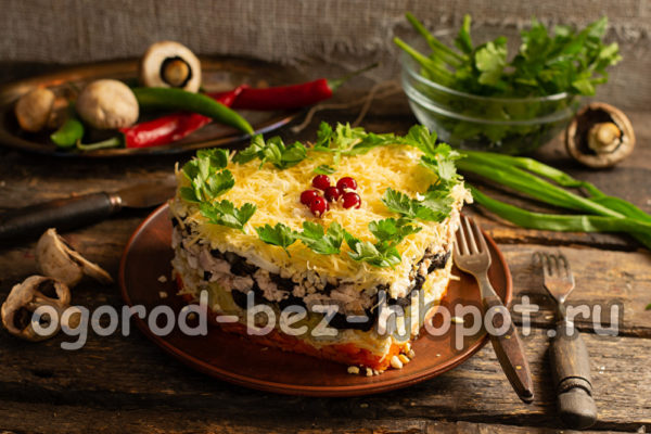 훈제 닭고기, 자두, 버섯을 곁들인 겹겹이 쌓인 스낵 케이크