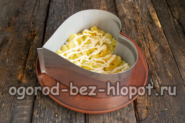 감자 한 층에 소스를 바르다