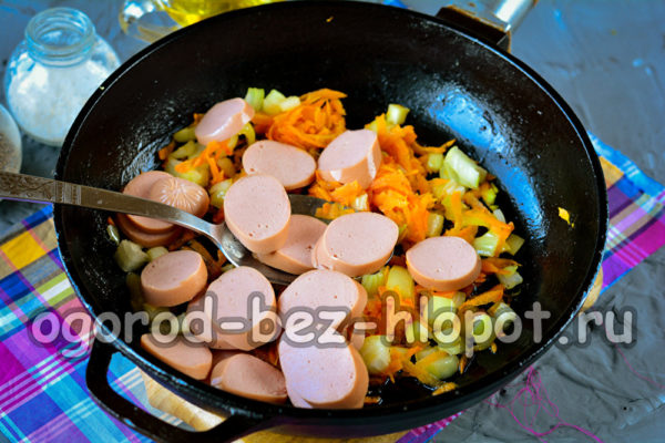 양파, 당근, 소시지를 볶다