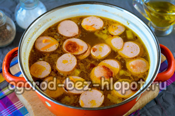 볶은 재료를 수프에 넣는다