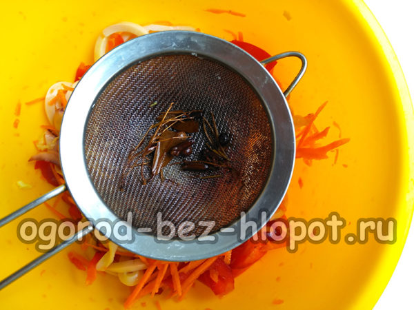 애피타이저 중앙에 기름을 붓습니다