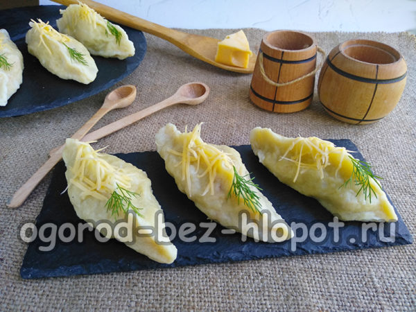 육즙이 풍부한 감자 만두