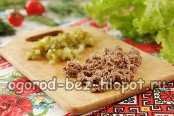 쇠고기와 피클을 썰어요