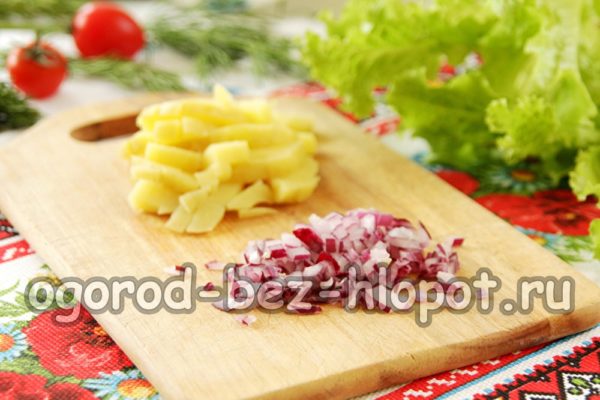 양파와 감자를 다진다