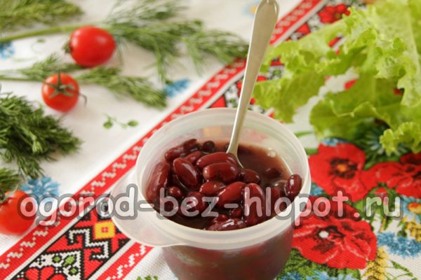 콩을 체에 담아 물기를 빼다