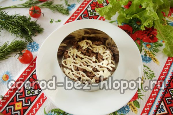 쇠고기 층에 마요네즈를 바르세요