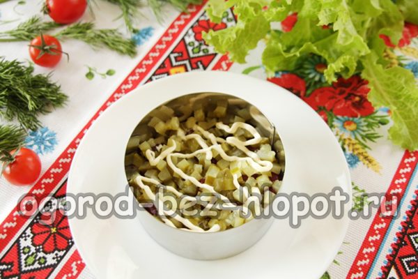 절인 오이 한 층